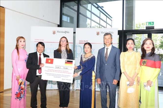 vietnamese community assists flood stricken states in germany