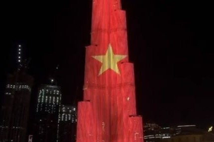 worlds tallest building illuminated with vietnamese flag