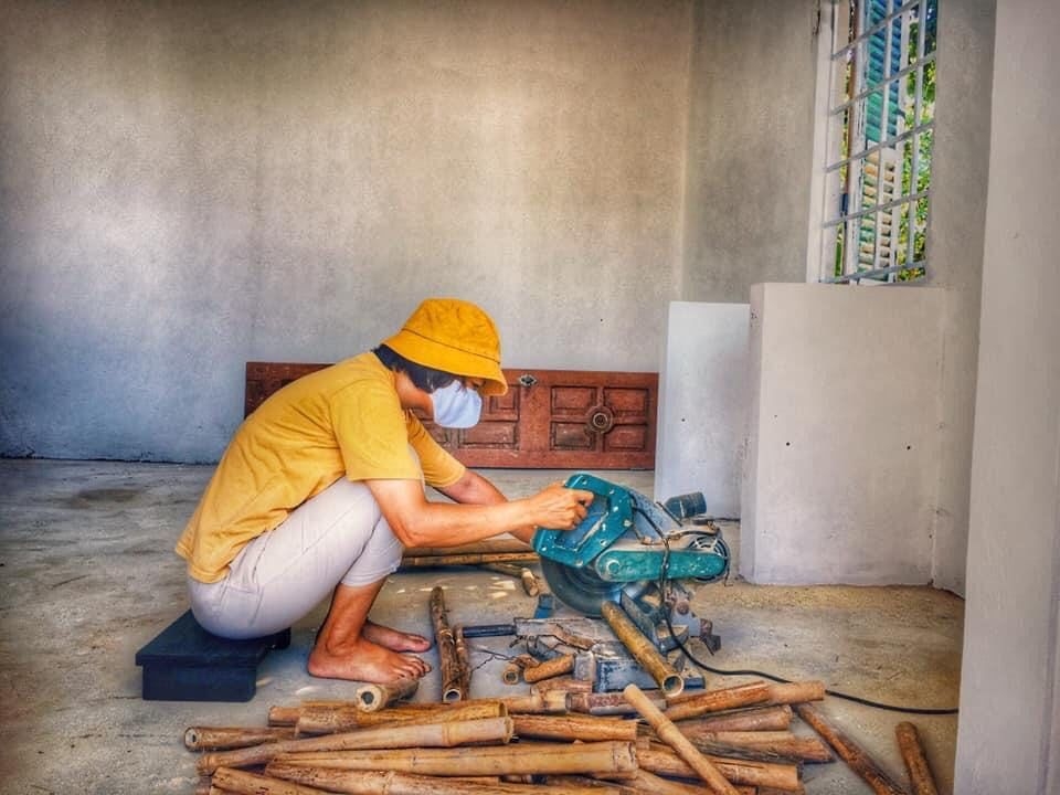 Young woman quit office-based work to follow dream by selling crafted fish