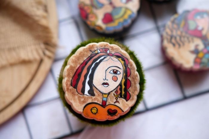 Mooncakes with Folk Paintings on Crust Hold Artistic Merits