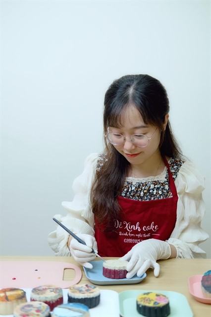 Mooncakes with Folk Paintings on Crust Hold Artistic Merits