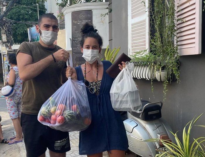 expat family feeds hungry frontline workers needy hcmc residents