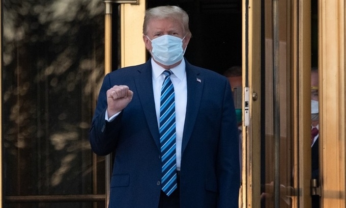 Trump at the front of Walter Reed National Military Medical Center on October 5 afternoon (Photo: AFP) 