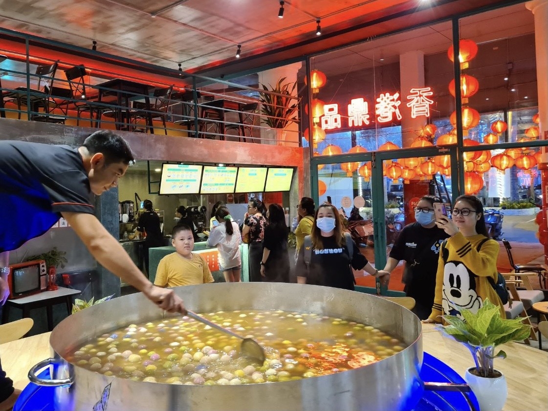 giant sweet soup pot atop aquarium in hcmc grabs attention