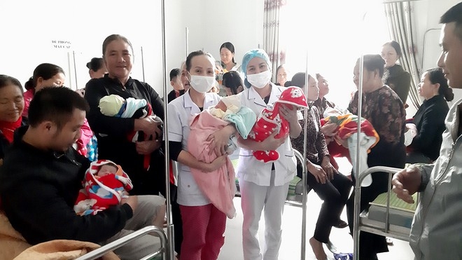 18 healthy babies were born in two days in Cam Xuyen General Hospital amidst heavy flood (Photo: Thanh Nien) 