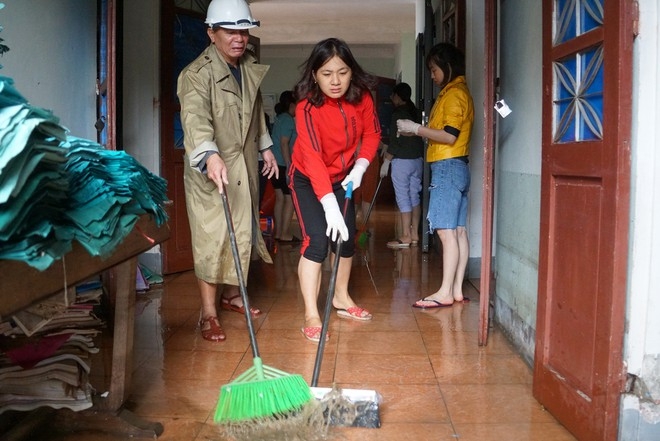 Hospital staff cleaning the facility (Photo: Thanh Nien) 