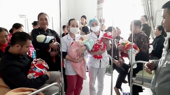 Flood in Central Vietnam: 18 expectant mothers give birth in inundated hospital