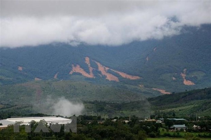 flood in central vietnam landslide thread displaces 165 people in quang tri