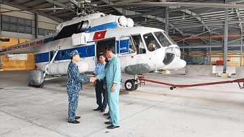 video helicopter provides daily neccesities to isolated citizens in vietnams flood stricken areas