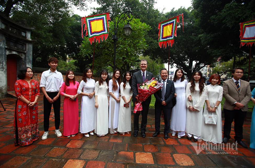 US national security advisor to visit Vietnam for security cooperation discussion Ambassador Kritenbrink receives a warm welcome from Vietnamese students at the Temple of Literature. (Photo: Vietnamnet)