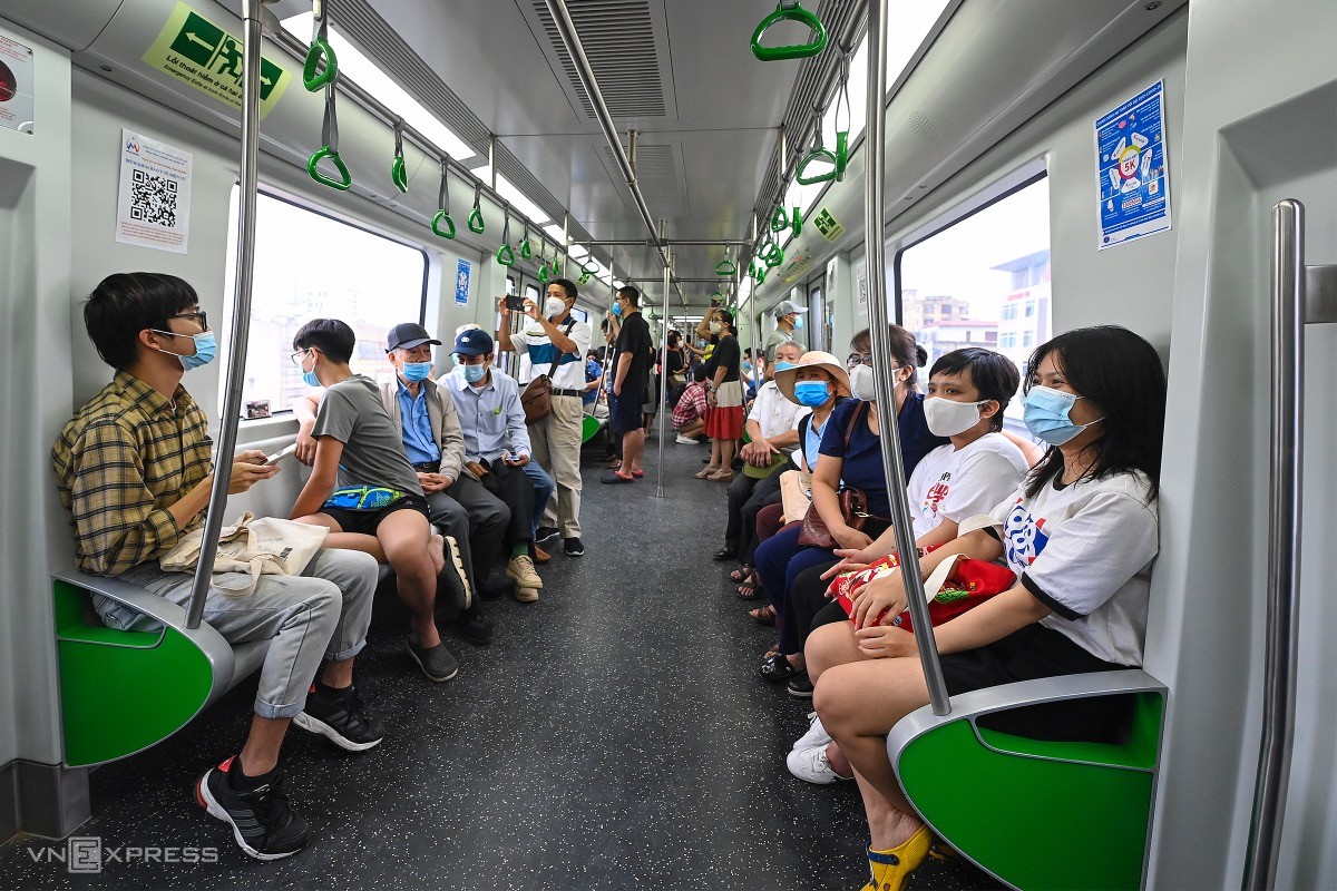 hanoians pin high hope enjoy first experience of new metro line