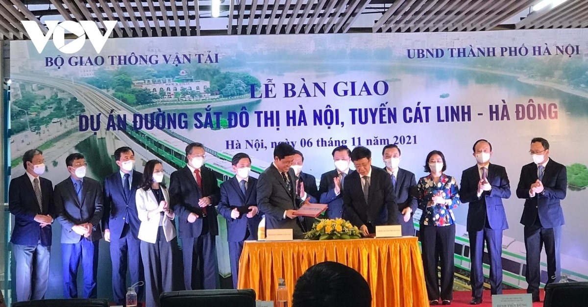 Hanoians Pin High Hope, Enjoy First Experience of New Metro Line