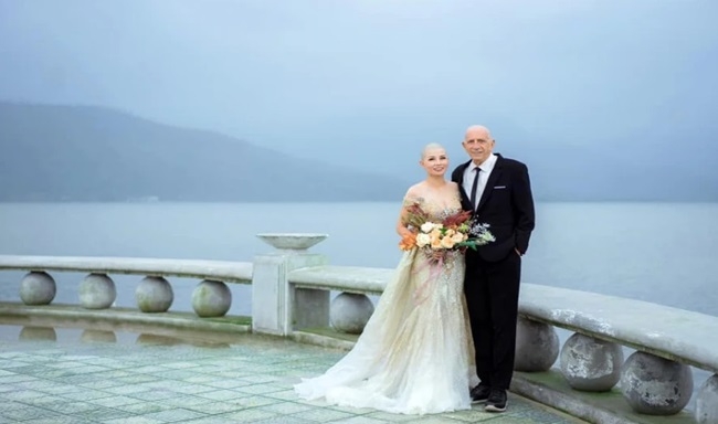 Vietnamese bride shaves bald to encourage her American fiance in cancer battle