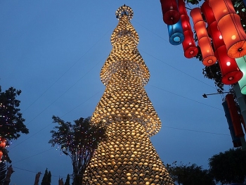 unique christmas tree made from thousands of conical hats in vietnam