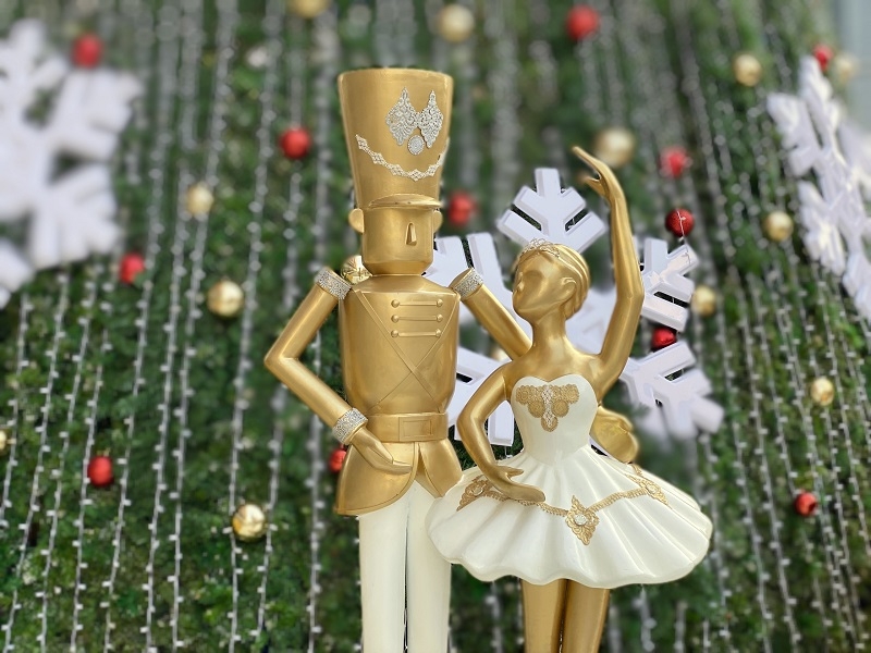 from alleys to streets christmassy feeling fills the air