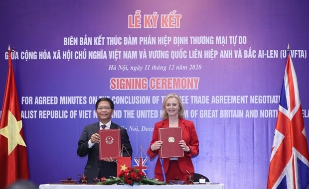Minister of Industry and Trade Tran Tuan Anh and UK Secretary of State for International Trade Elizabeth Truss sign the minutes on the conclusion of negotiations over the UKVFTA (Source: VNA)