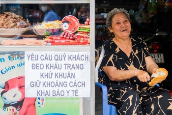Famous 40-year-old 'Banh mi Ba Tau' cart vendor in HCMC