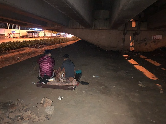 Young volunteers work overnight to rescue homeless children in Hanoi