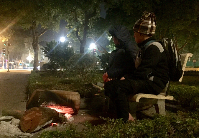 Young volunteers work overnight to rescue homeless children in Hanoi