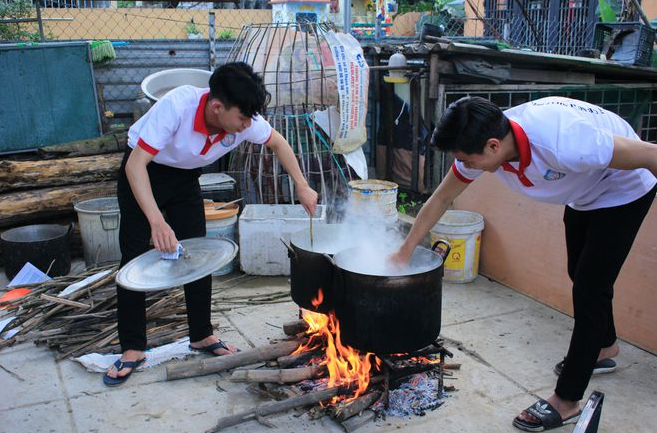 college students gift free porridge for patients in hue central hospital