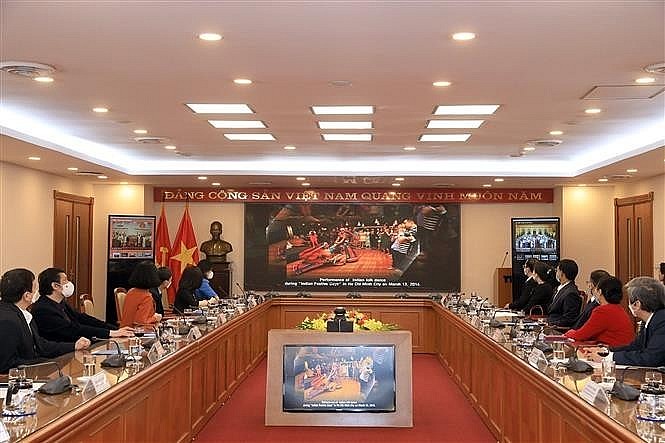 Exhibition Shows 50 Photos of Vietnam - India Friendship