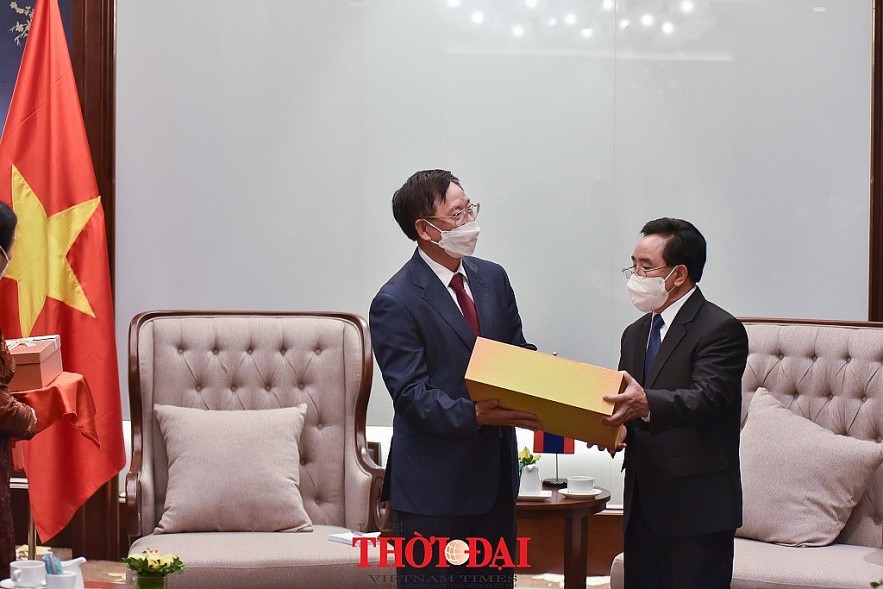 Laos PM Meets with Vietnam Friendship Organizations to Discuss People-to-People Exchanges