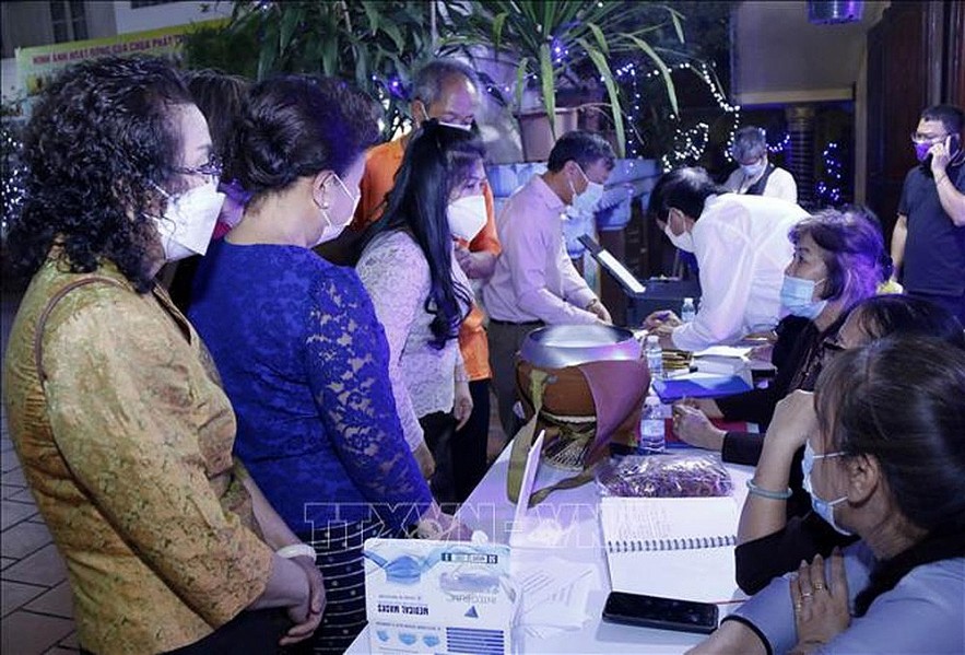 Laos Acknowledges Support From Vietnamese Community in Disasters and Pandemic