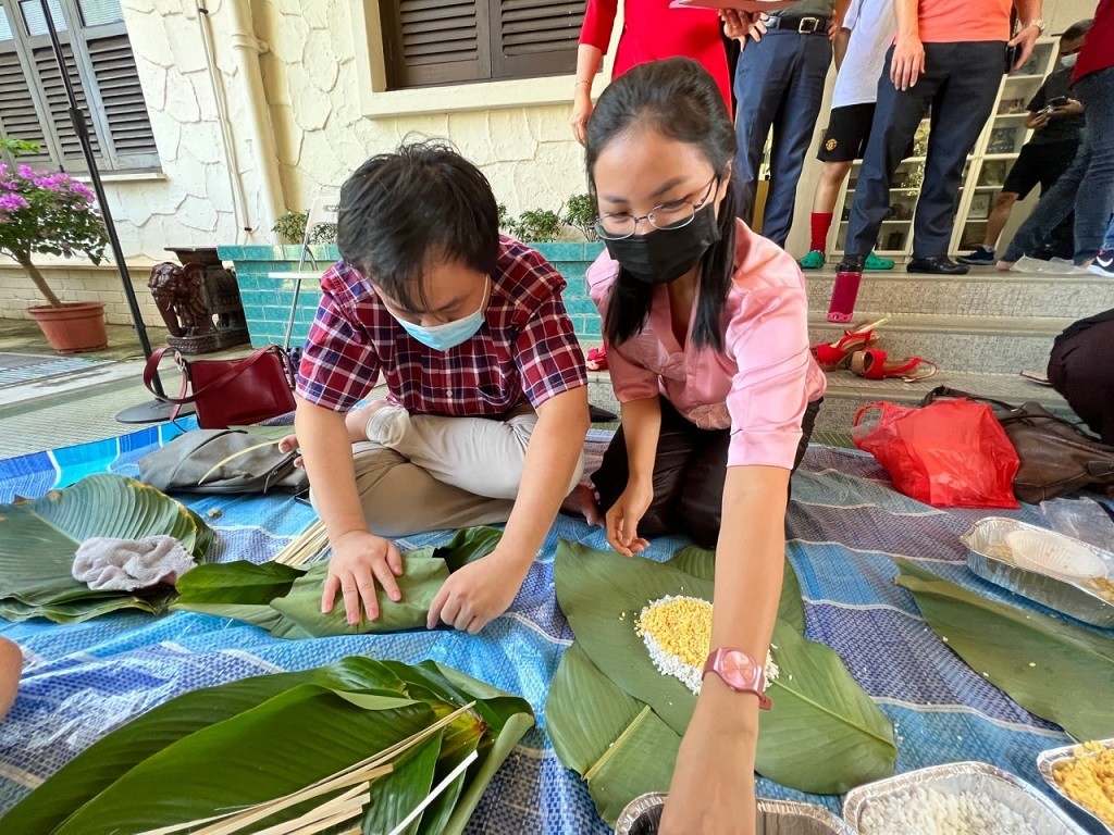vietnamese community in singapore holds contest to make banh chung