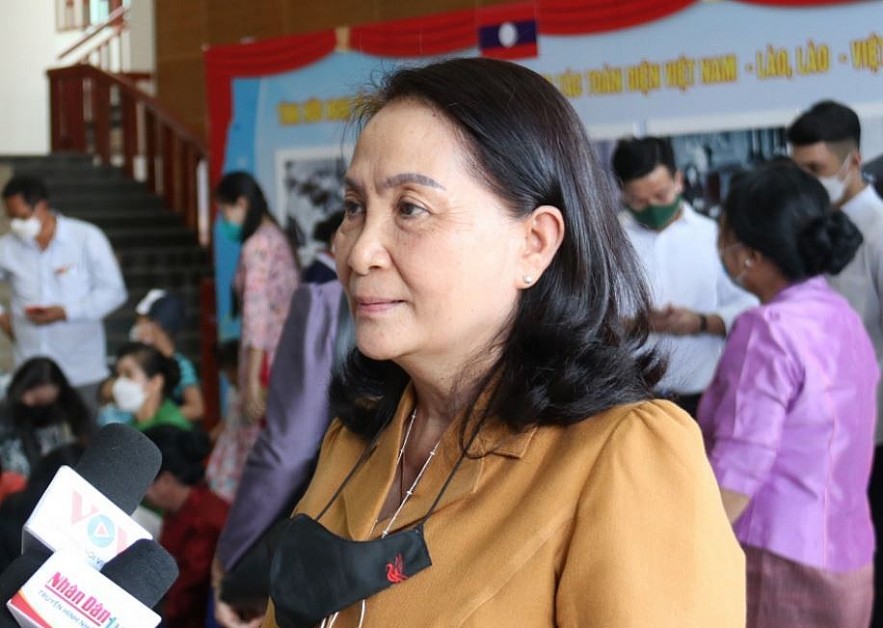 Banh Chung Cooking Event Held to Strengthen Vietnam-Laos Relations