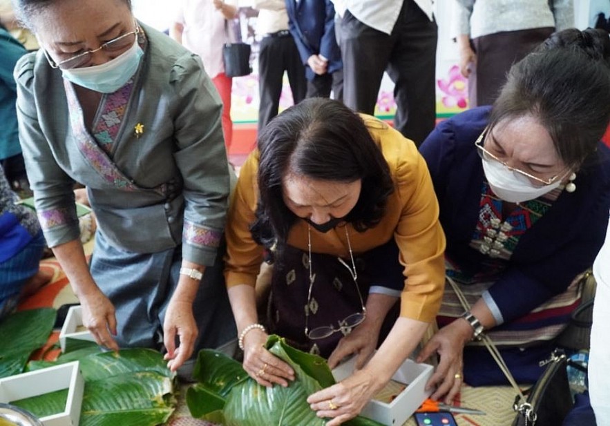 Banh Chung Cooking Event Held to Strengthen Vietnam-Laos Relations