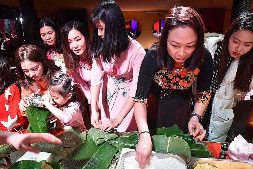 Vietnamese in China Cook Banh Chung to Welcome Year of Tiger