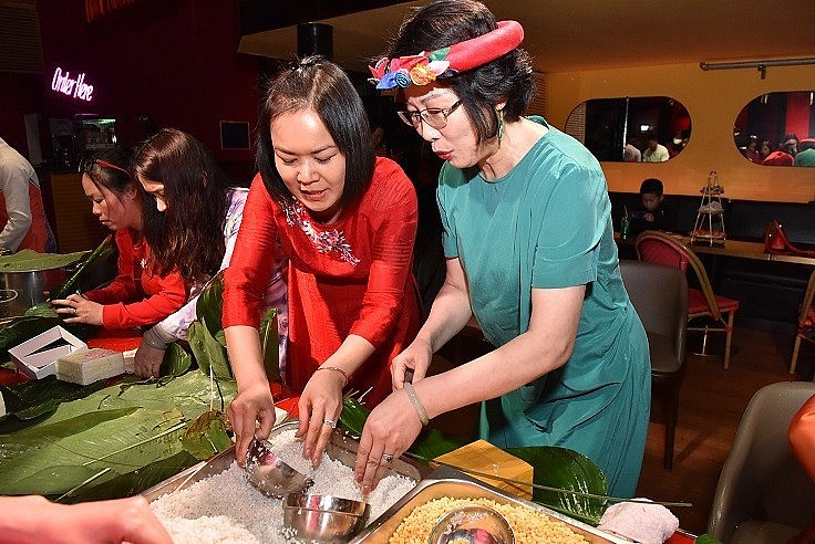 Vietnamese in China Cook Banh Chung to Welcome Year of Tiger