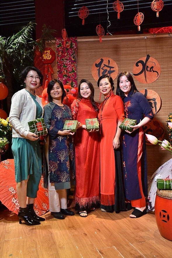 Vietnamese in China Cook Banh Chung to Welcome Year of Tiger