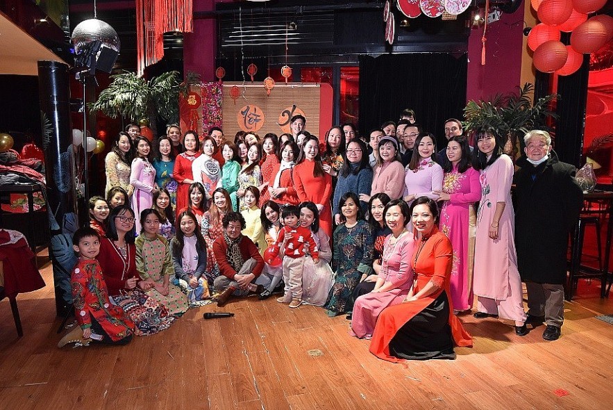 Vietnamese in China Cook Banh Chung to Welcome Year of Tiger