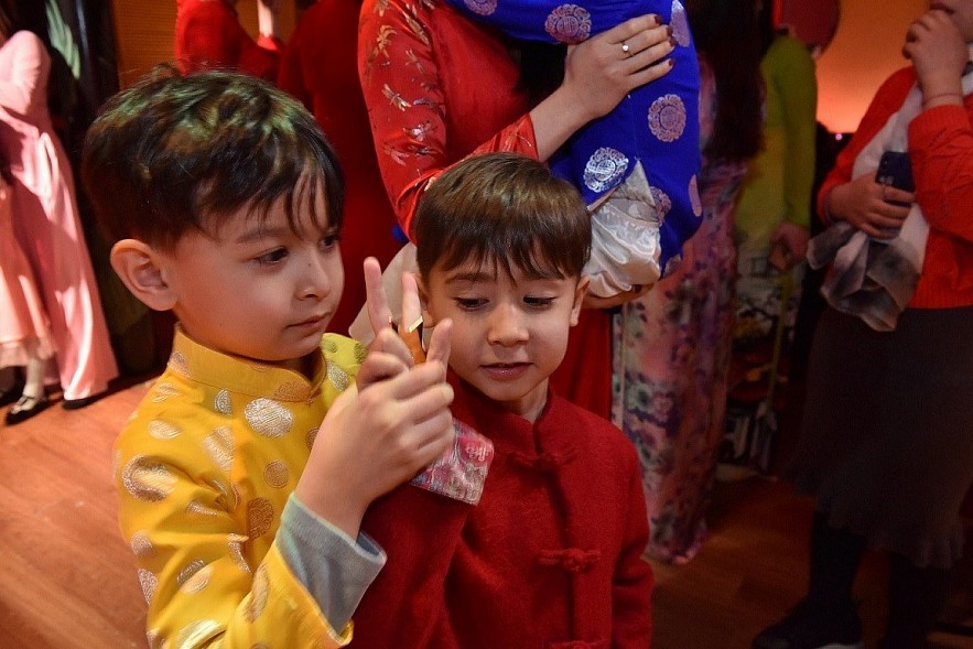 Vietnamese in China Cook Banh Chung to Welcome Year of Tiger
