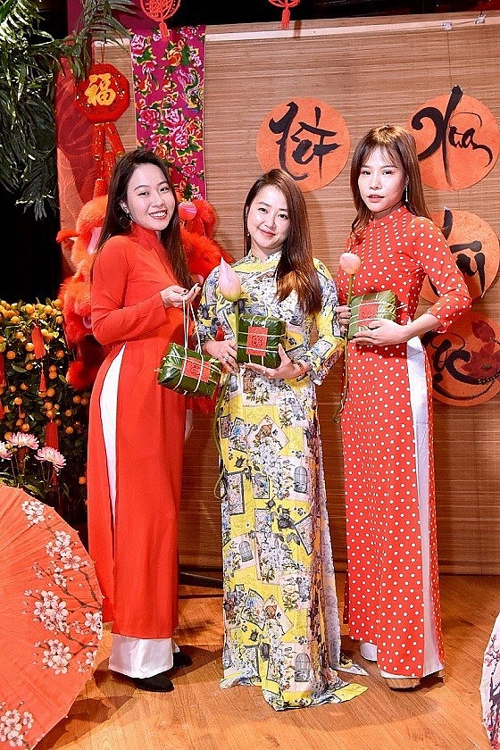 Vietnamese in China Cook Banh Chung to Welcome Year of Tiger