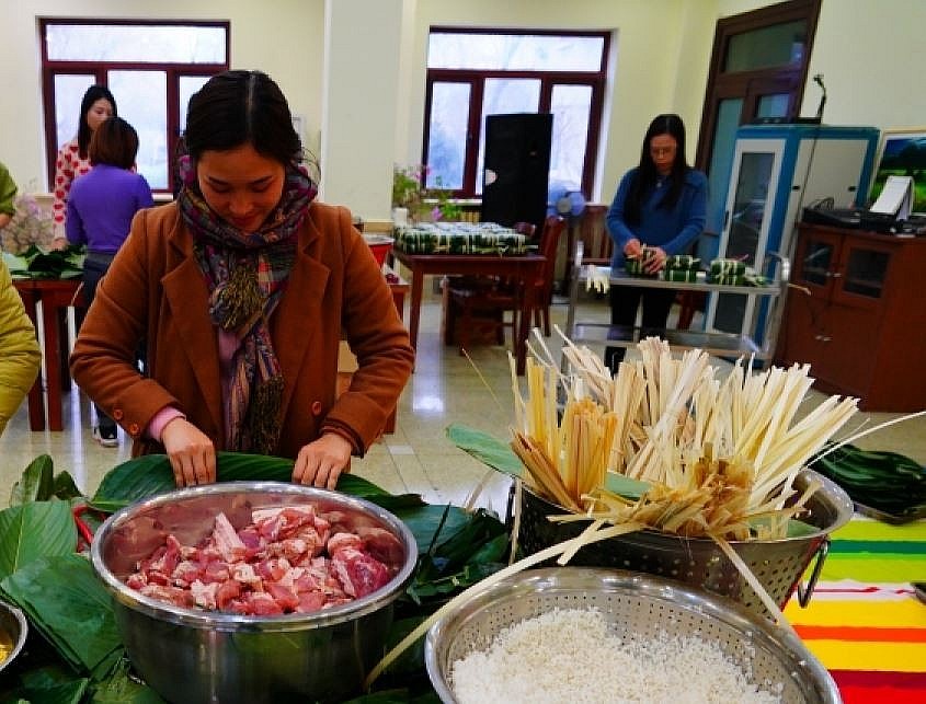 Vietnamese in China Cook Banh Chung to Welcome Year of Tiger