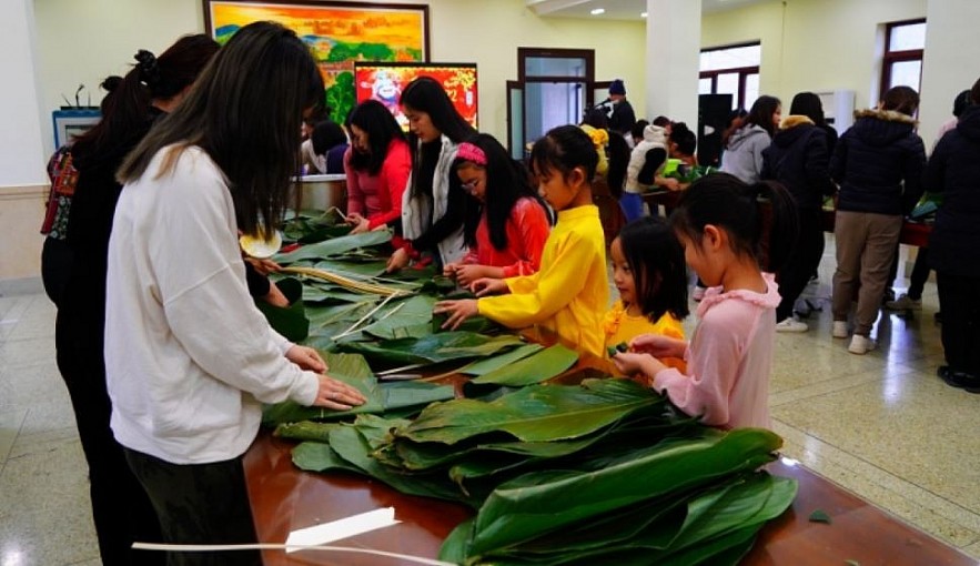Vietnamese in China Cook Banh Chung to Welcome Year of Tiger