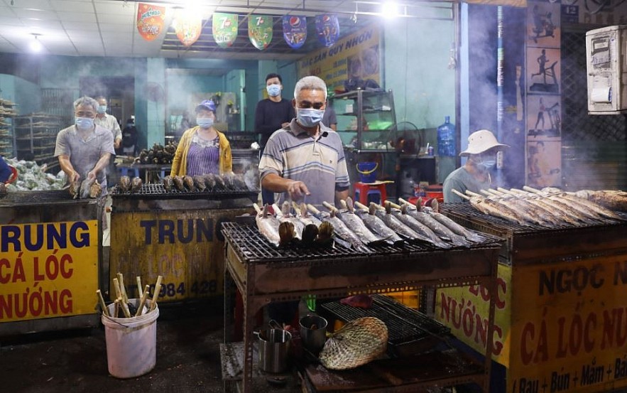 Explaining Vietnamese Culture: Why People Buy Grilled Snakehead in God of Wealth's Day?