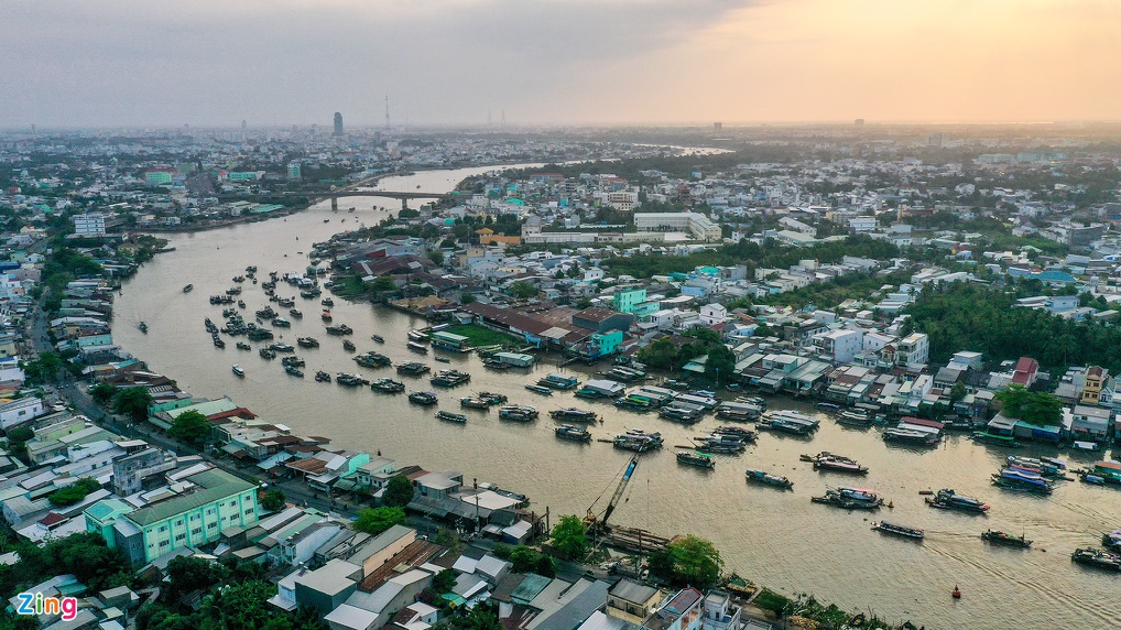 In photo: fruit selling in cai rang floating market