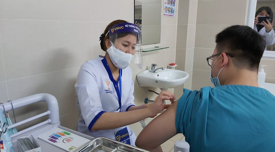 Updates on Vietnamese medical staff's health 24 hours after injected with COVID-19 vaccine
