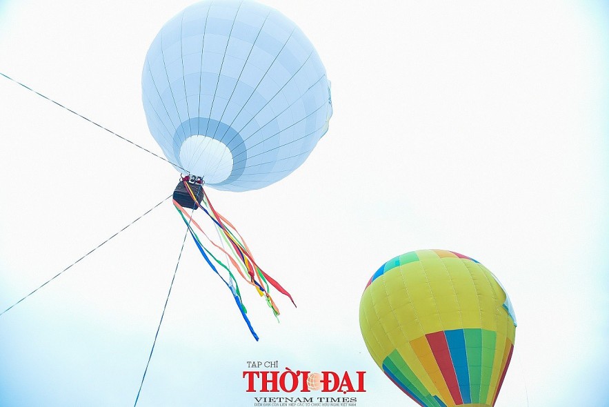Photo: Air Balloons Colorize Hanoi's Sky