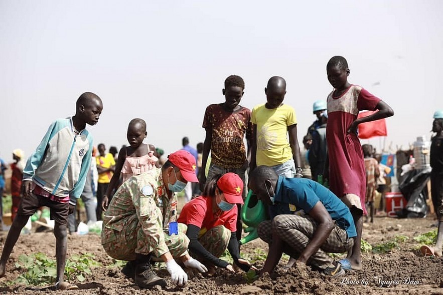 Vietnamese Field Hospitals Teach Farming in South Sudan