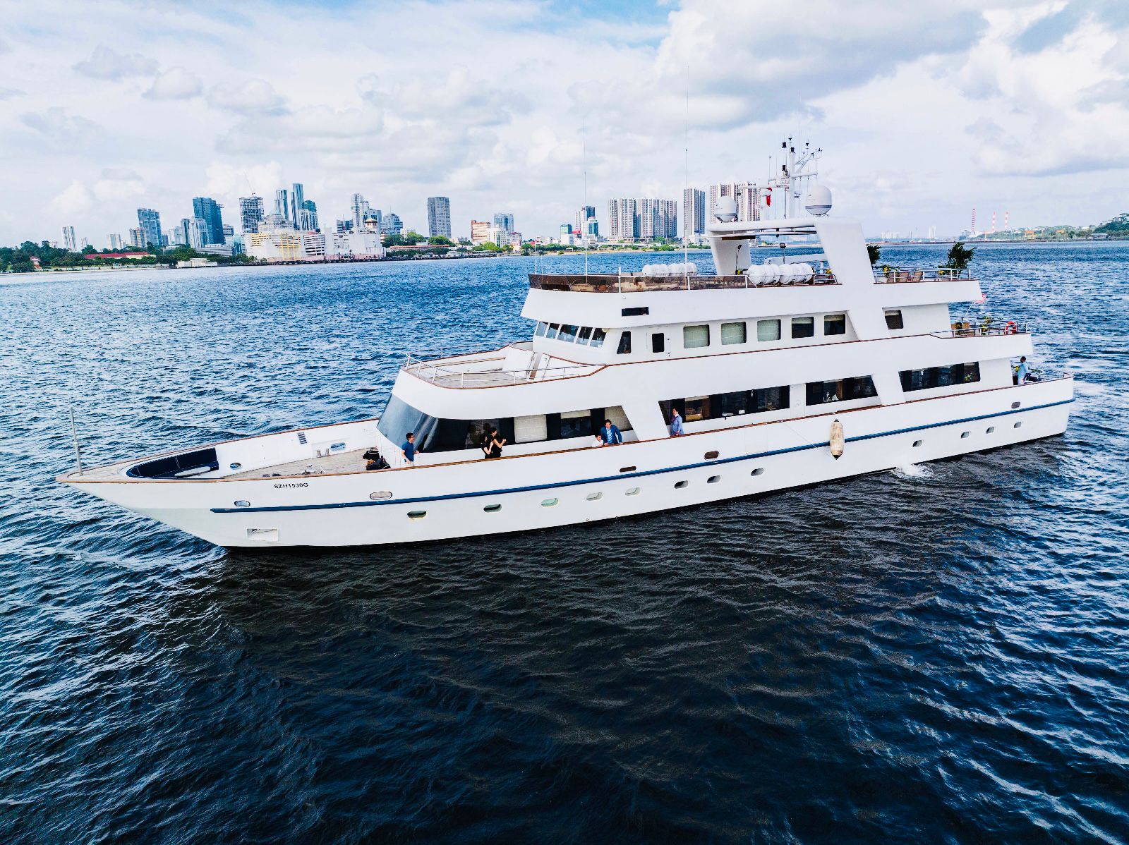 star of the sea superyacht hosts stand up comedian russell peters