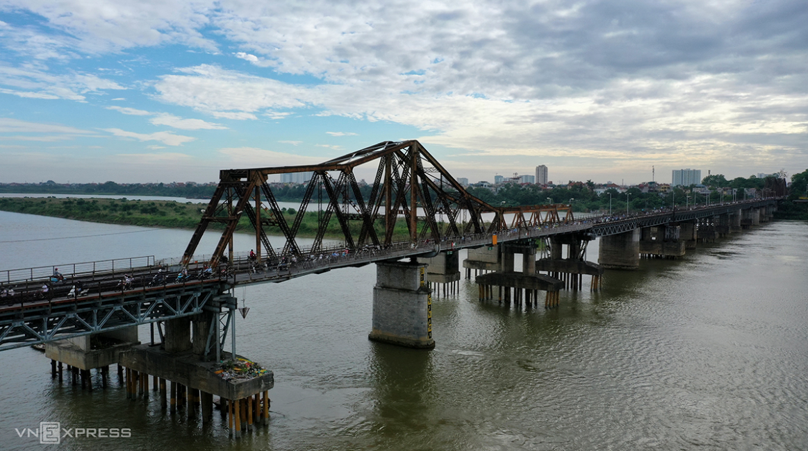 Hanoi's historic Long Bien Bridge slowly becoming history
