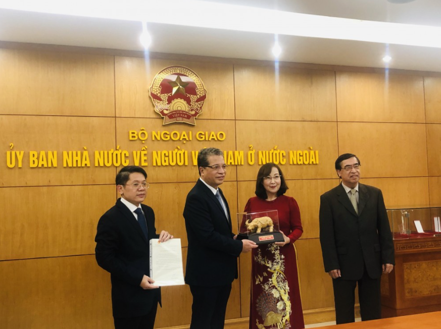 vietnamese in poland sharing spirit in the ranging pandemic