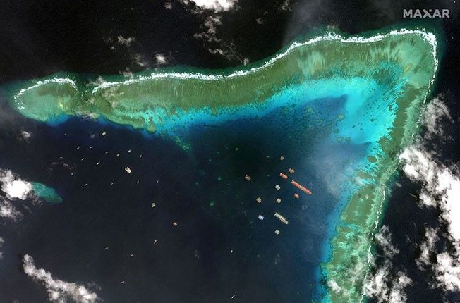 How many remained Chinese vessels docking near Whitson Reef, video