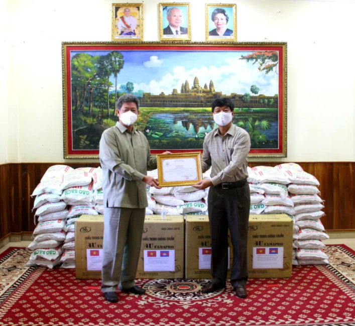 Vietnam Consulate General in Cambodia sent gifts to support Preah Sihanouk against pandemic