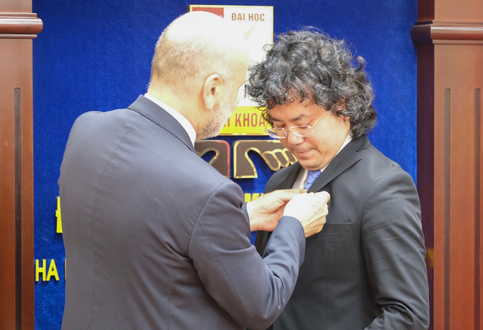 Hanoi lecturer received medal from the President of Italy