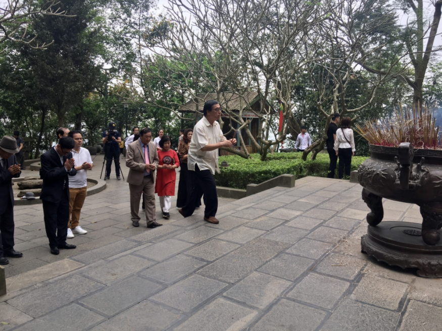 ALOV and overseas Vietnamese visit Hung Kings' Temple